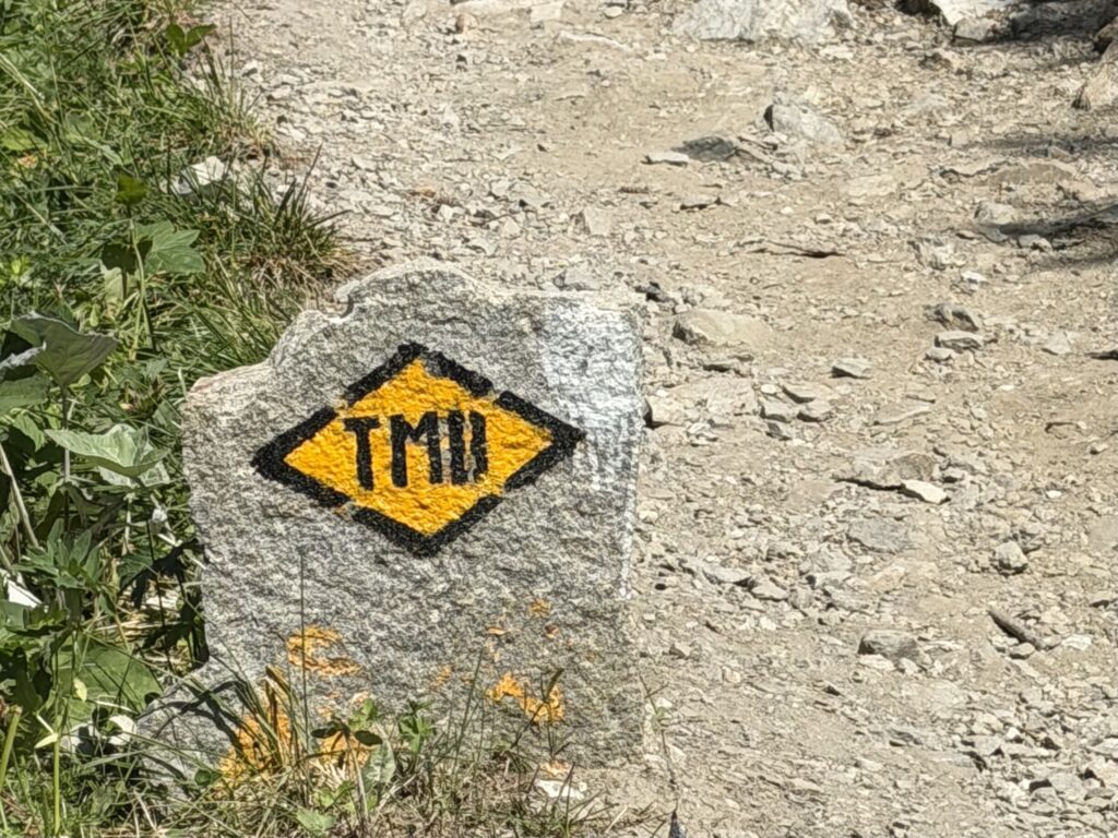 a trail sign on the tmb